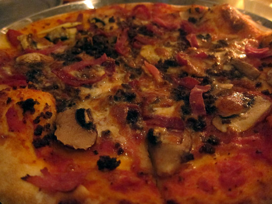 Pizza dengan topping daging di Pasta Basta Pizza dengan topping daging di Pasta Basta