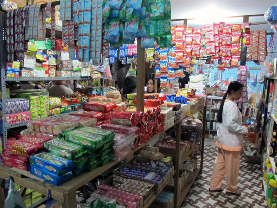 Supermarket mini di Pulau Derawan Supermarket mini di Pulau Derawan