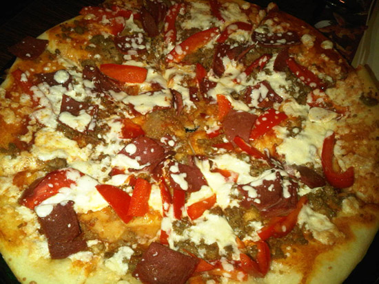 Pizza penuh daging di Signora Pasta Pizza penuh daging di Signora Pasta