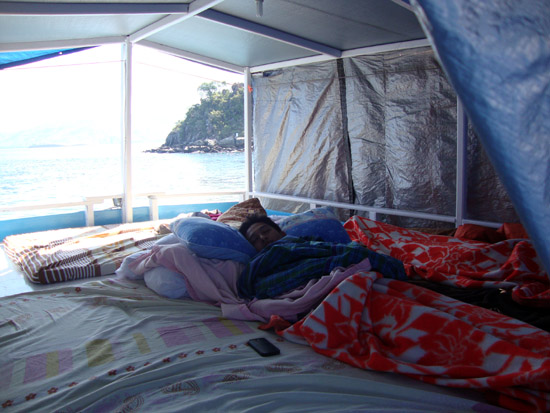 Tidur di deck kapal saat Live On Board Tidur di deck kapal saat Live On Board