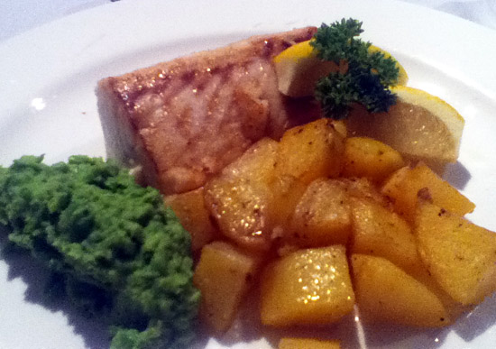 Makan malam saat Live On Board Makan malam saat Live On Board