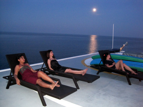 Santai-santai saat Live On Board Santai-santai saat Live On Board