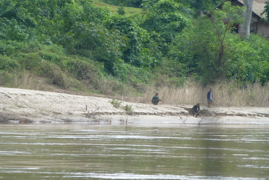 Tentara bersenjata di pinggir sungai Mekong Tentara bersenjata di pinggir sungai Mekong