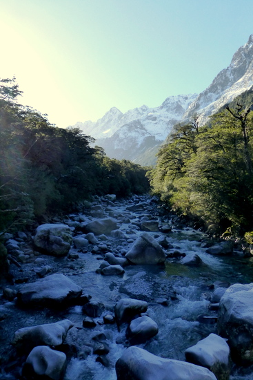 Sungai yang bersalju - Milford Sound Sungai yang bersalju - Milford Sound