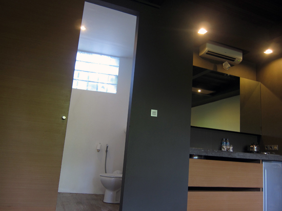 Area dapur dan kamar mandi di Clio Bali Area dapur dan kamar mandi di Clio Bali