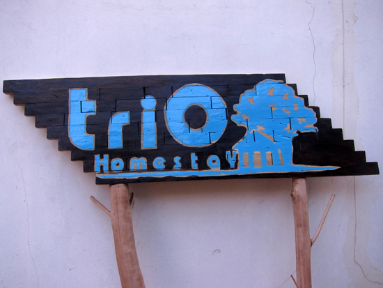Plang nama Trio Homestay Gili Trawangan yang belum terpasang Plang nama Trio Homestay Gili Trawangan yang belum terpasang