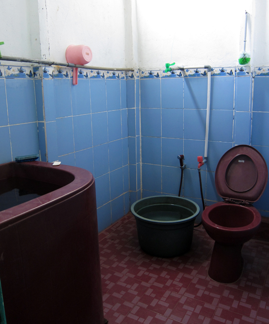 Kamar mandi dengan bak dan kloset duduk