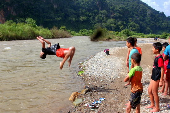Anak-anak di Laos suka main Anak-anak di Laos suka main