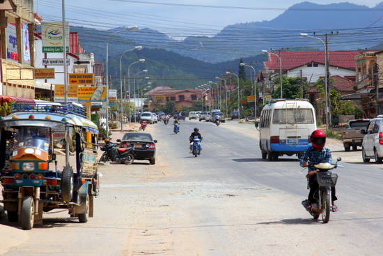 Jalan ini tipikal jalanan di Laos Jalan ini tipikal jalanan di Laos