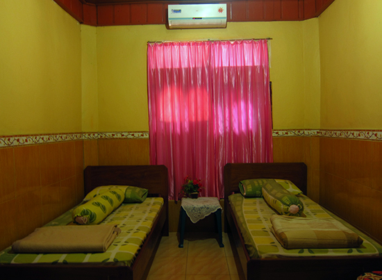 kamar sederhana di penginapan Jelly