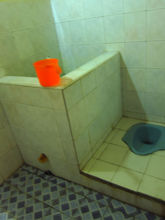 Kamar mandi di penginapan Jelly