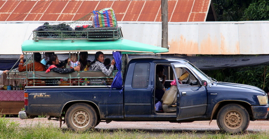Transportasi yang tipikal di Laos Transportasi yang tipikal di Laos