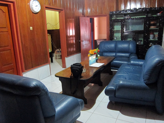 suasana di dalam penginapan di Wakatobi