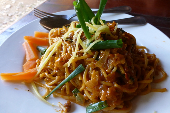 Makanan lokal atau makanan barat? Makanan lokal atau makanan barat?