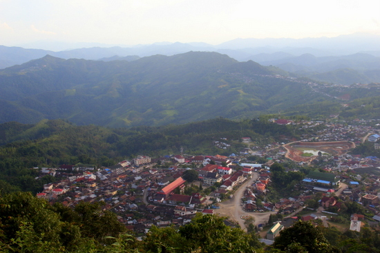 Pemandangan dari atas gunung di Phongsali Pemandangan dari atas gunung di Phongsali