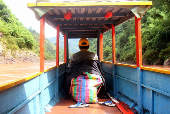 Perahu di Laos - biasanya turis suka naik perahu tapi perahu itu penting sekali untuk warga lokal Perahu di Laos - biasanya turis suka naik perahu tapi perahu itu penting sekali untuk warga lokal