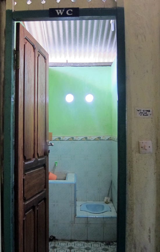 Ini WCnya dan letak kamar mandinya bersebelahan