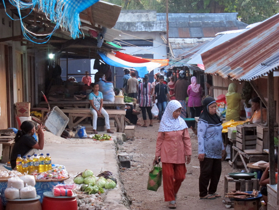 Suasana pasar tradisional di Wanci