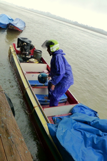 Naik speedboat di sungai Mekong jangan lupa pakai helm