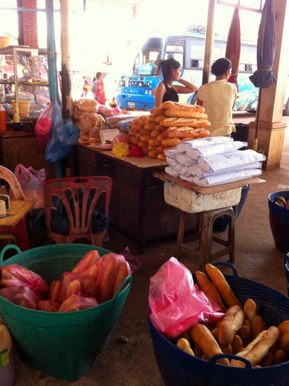 Penjual Baguette di stasiun bis
