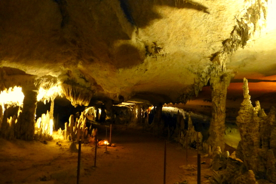 Chamber berisi formasi stalaktit & stalagmit di Kong Lor Cave
