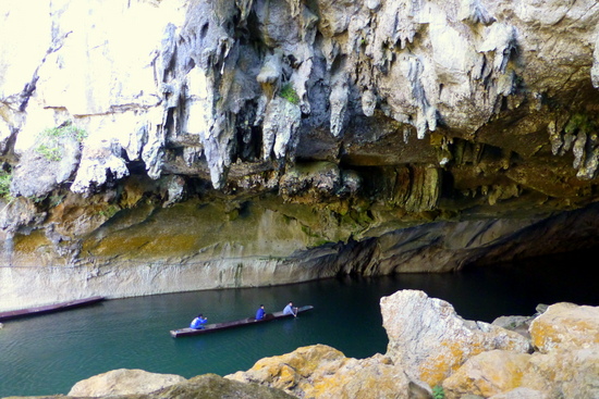 Pemandangan di mulut Kong Lor Cave