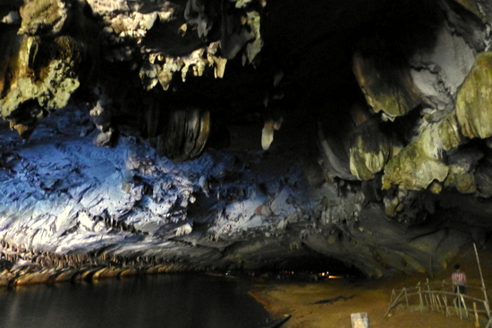 Perahu long-tail berperahu motor siap mengantar penumpang menelusuri Kong Lor Cave