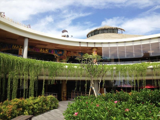 Open-air walkway in Beachwalk Bali