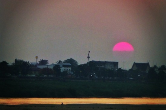Sunset di Vientiane - pink sun