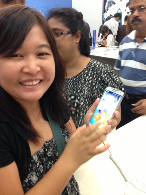 Susan lagi main Samsung Galaxy S4