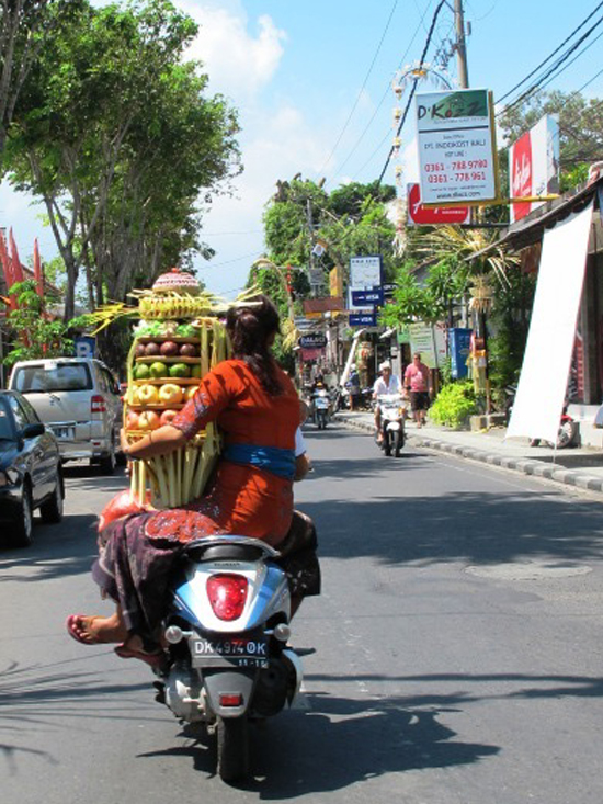 Membawa Persembahan di Motor