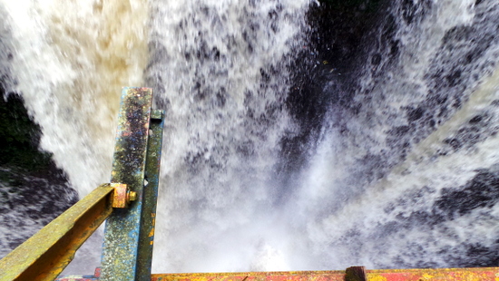 Derasnya air terjun yang ada di Maribaya