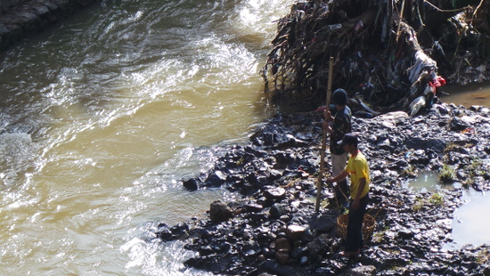 Para pekerja di sungai