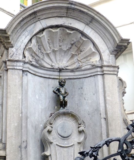Manekin Pis - air mancur bocah pipis yang sangat terkenal di Brussels