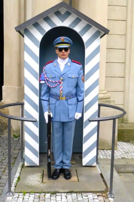 Penjaga di kastil Praha