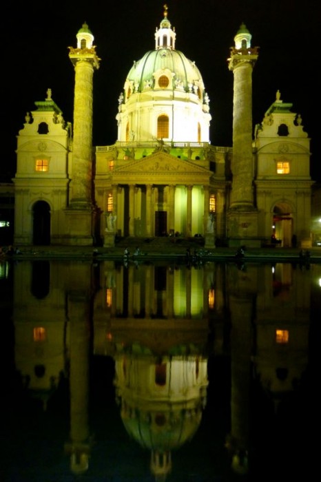 St. Charles's Church di malam hari