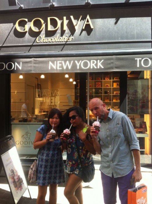 Minum chocolate milkshake di Antwerp