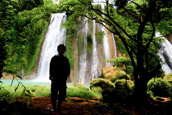 Waktu pertama kali traveling ke ujung genteng, di curug cikaso. Malu, jadi siluet aja.