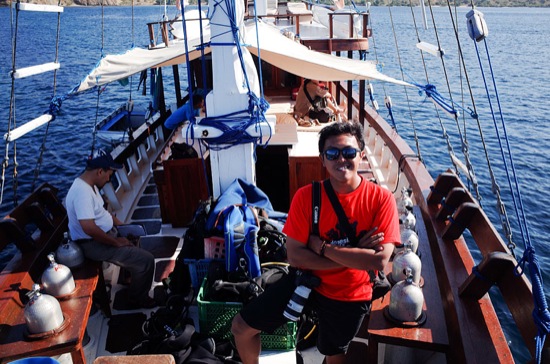 Naik kapal phinisi di komodo. Pake kamera putih-putih punya temen biar disangka fotografer beneran.