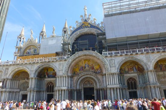 Basilica di Venezia yang padat pengunjung