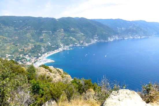 Pemandangan dari puncak bukit di Monterosso