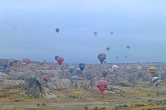 Langit Cappadocia di pagi hari dipenuhi balon udara