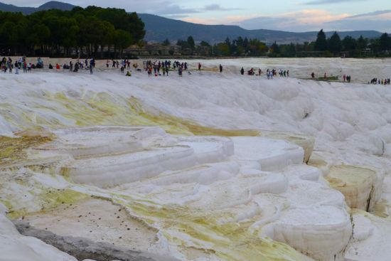 Beberapa kolam yang sudah kering karena kurangnya suplai air
