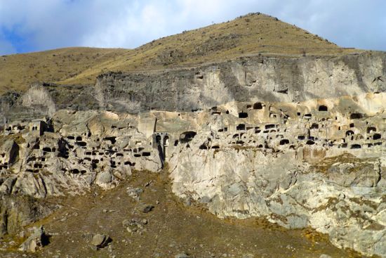Ratusan kamar di Vardzia Cave City