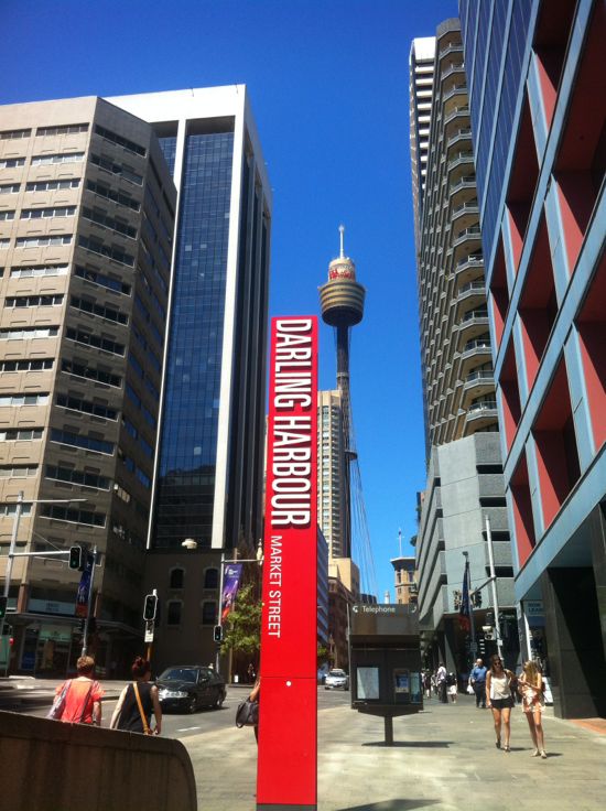 Sydney Tower dilihat dari Darling Harbour