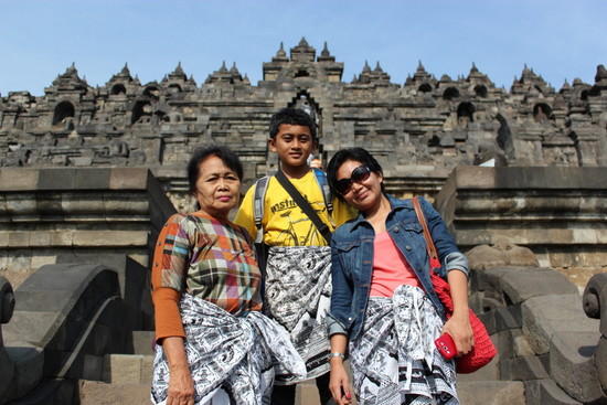 Liburan ke Borobudur bersama ibu dan anak-anak