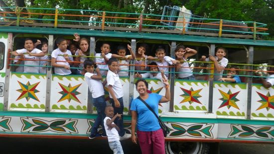 Bersama anak-anak di Cali, Kolombia