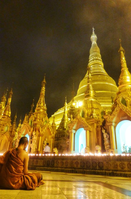 Biksu yang sedang khusyuk berdoa di Shwedagon Pagoda