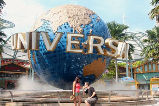 Dilamar ulang di depan Universal Studios Singapore