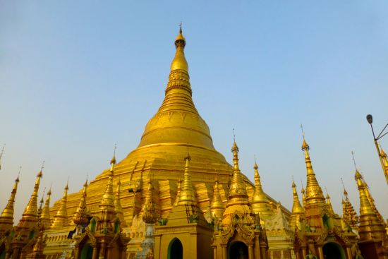 Kemegahan Shwedagon Pagoda di siang hari